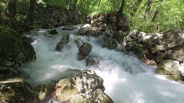 河Hubelj Ajdovšč艾娜。水流着泡沫。视频素材