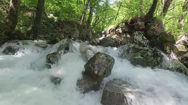 河Hubelj Ajdovšč艾娜。水流;流水穿过岩石。视频素材