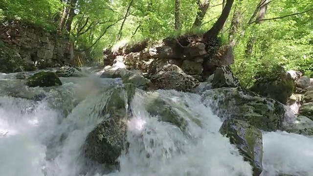 河Hubelj Ajdovšč艾娜。水流;流水穿过岩石。视频素材