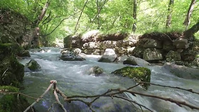 河Hubelj Ajdovšč艾娜。水流;流水穿过岩石。视频素材