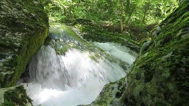 河Hubelj Ajdovšč艾娜。水流;流水穿过岩石。视频素材