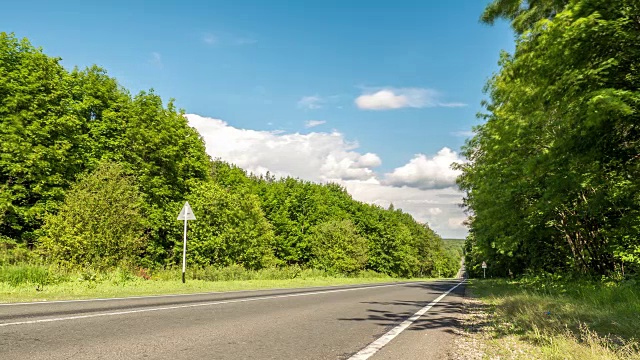 在森林道路上行驶的汽车(时光流逝)视频下载