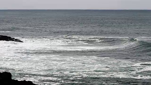 海浪对黑色熔岩岩海岸波俄勒冈州Depoe湾视频素材