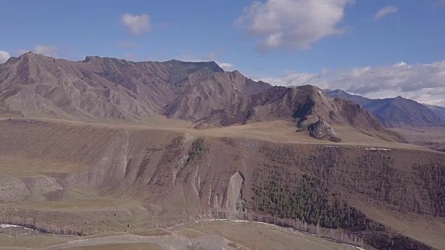 阿尔泰山脉。美丽的高原风光。俄罗斯。西伯利亚。四轴飞行器的飞行。俯视图视频素材