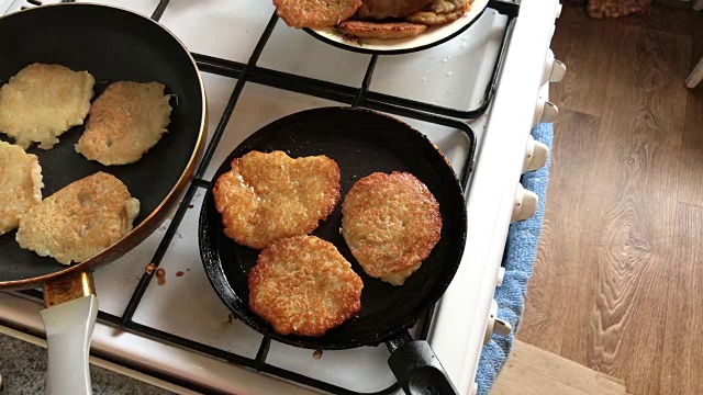 准备土豆煎饼。视频素材