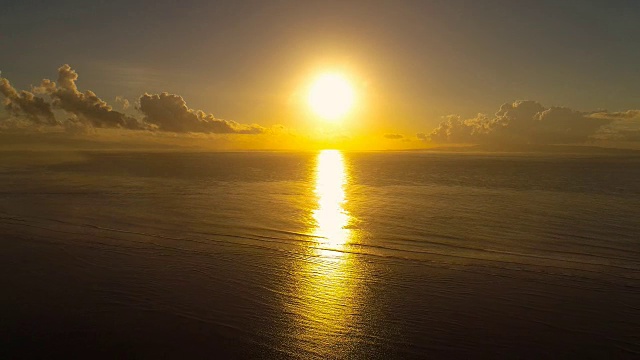 海滩上的日出，海景和巨浪。鸟瞰图。印度尼西亚巴厘岛。印度尼西亚巴厘岛的海滩。视频素材