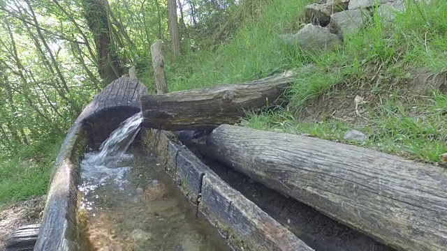 森林中的木制喷泉。视频素材