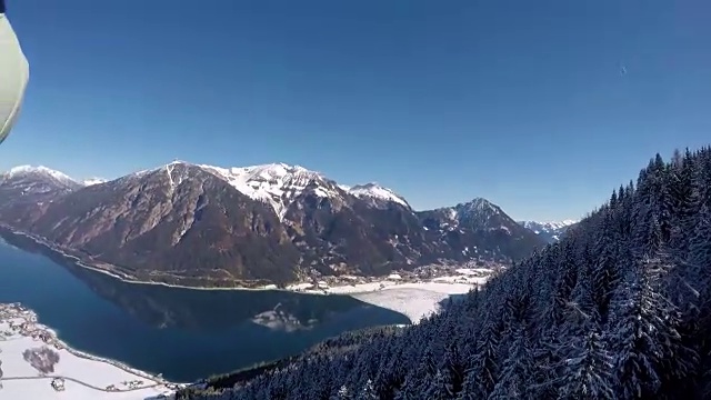 通过滑翔伞鸟瞰湖泊和阿尔卑斯山视频素材