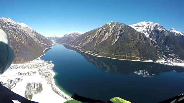 通过滑翔伞鸟瞰湖泊和阿尔卑斯山视频素材