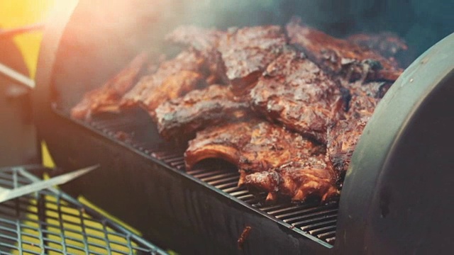 烤制美味多汁的肉排和香肠视频素材