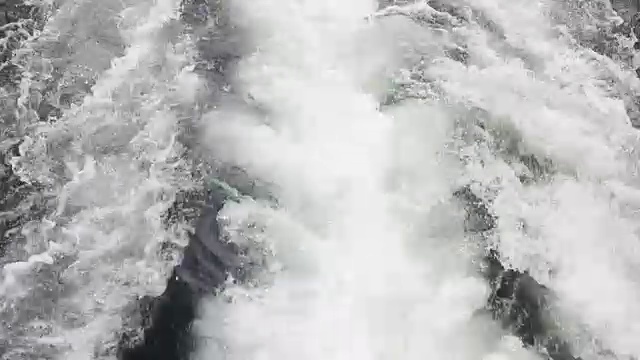 船后面有暴风雨的河流视频下载