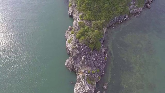 宁静的小岛在早晨的阳光下，空中视频，俯视图，头顶视频素材