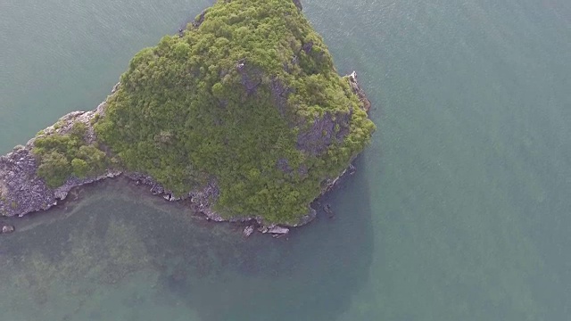 鸟瞰图:清晨阳光照耀下，海面上孤零零的小岛视频素材