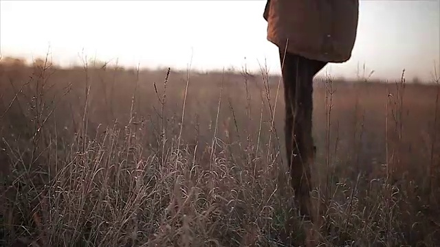 年轻女子走在日落上视频素材