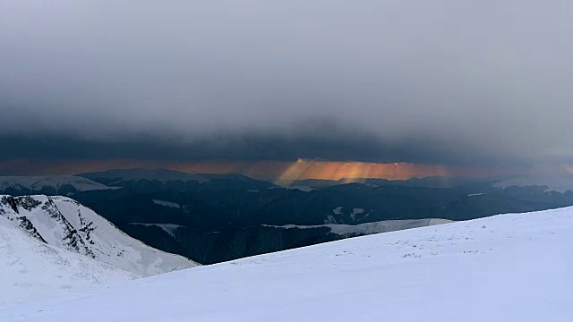 夕阳穿过暴风雪视频素材