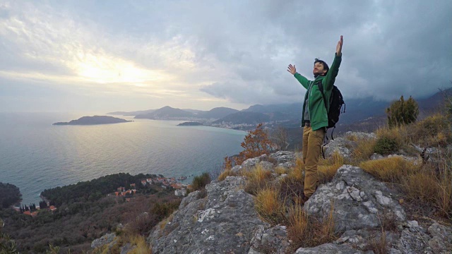 山顶上的旅行者。Budva。黑山共和国视频下载