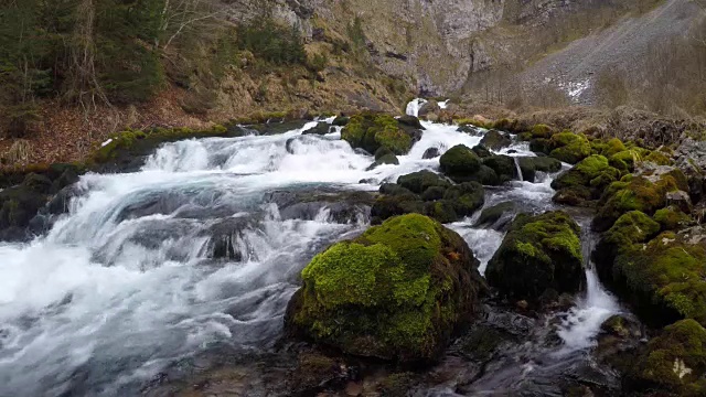 美丽的瀑布在塔拉峡谷在Durmitor国家公园的黑山视频下载