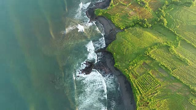 海滩上的日出，海景和巨浪。鸟瞰图。印度尼西亚巴厘岛。印度尼西亚巴厘岛的海滩。视频素材