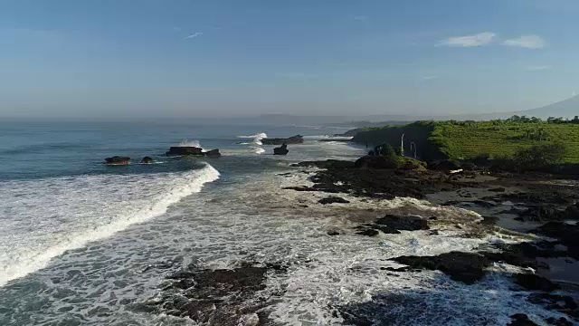 海滩上的日出，海景和巨浪。鸟瞰图。印度尼西亚巴厘岛。印度尼西亚巴厘岛的海滩。视频素材