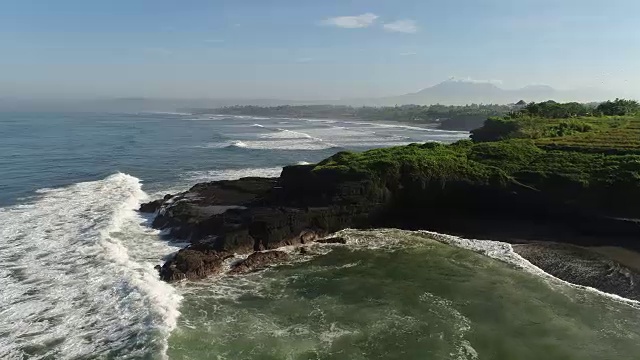 海滩上的日出，海景和巨浪。鸟瞰图。印度尼西亚巴厘岛。印度尼西亚巴厘岛的海滩。视频素材