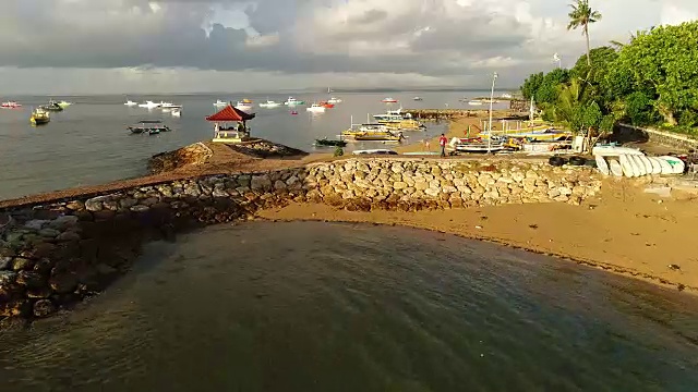 海滩上的日出，海景和巨浪。视频素材