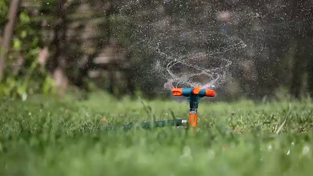 花园洒水器浇草视频素材