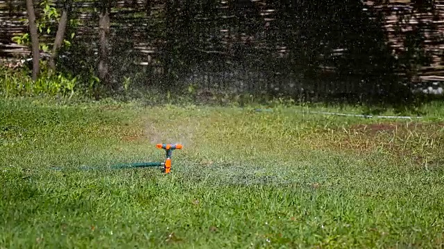 花园洒水器浇草视频素材