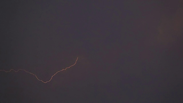 闪电在天空中的暴风雨在慢镜头视频素材