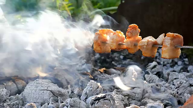 用火炒猪油，在户外呼吸新鲜空气视频素材