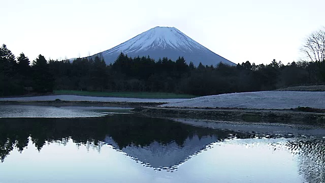 富士山映在湖面上视频素材