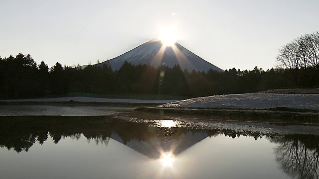 富士山映在湖面上视频素材