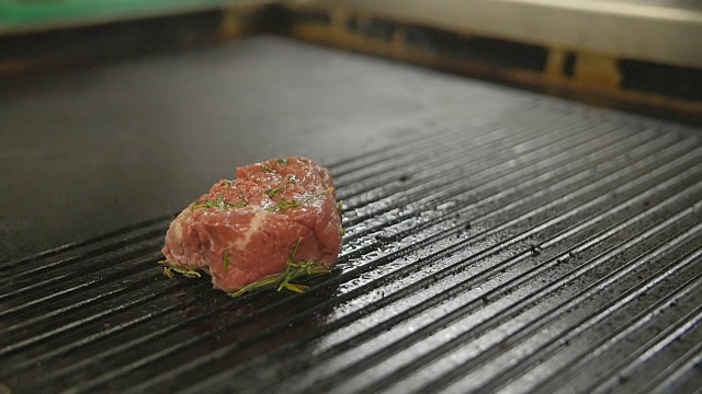 餐馆厨房里正在烤牛排视频素材