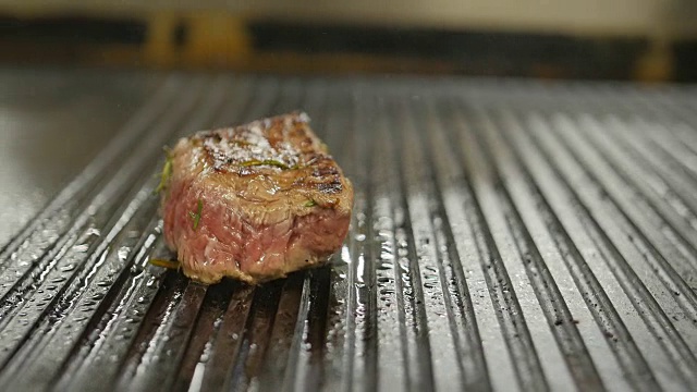 餐馆厨房里正在烤牛排视频素材