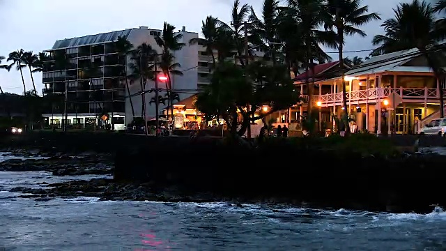 傍晚波浪，交通和行人阿里'I驾驶凯卢阿-科纳夏威夷快速运动视频素材