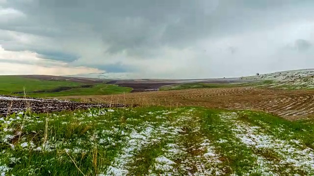 4 k, TimeLaps。雪落在春天的农田，在阿克萨Dzhabaglinsky保护区，西部天竺。视频下载