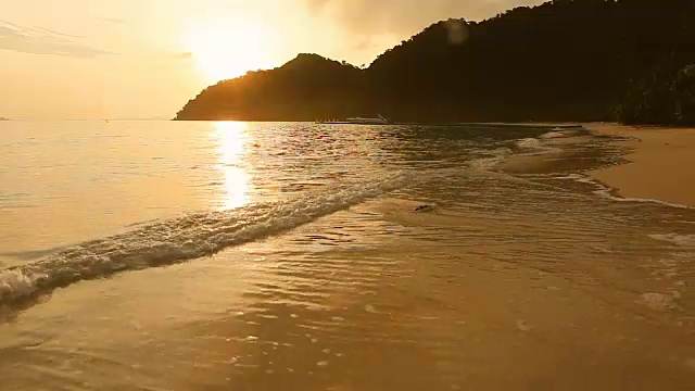 海滩上太阳升起的天空视频素材