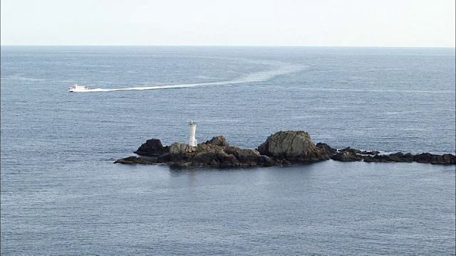 大海和灯塔的远景视频素材