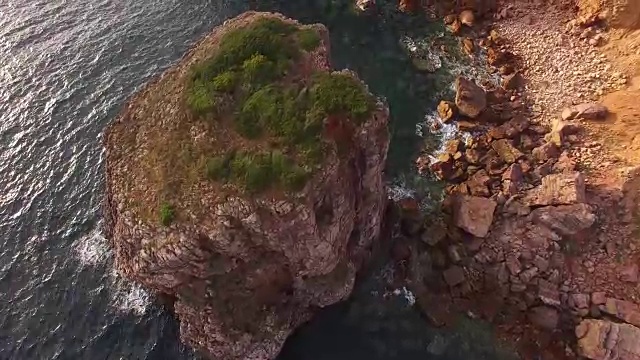 鸟瞰图从美丽的悬崖在葡萄牙西海岸附近的卡拉帕特拉，罗塔维琴蒂纳。视频素材