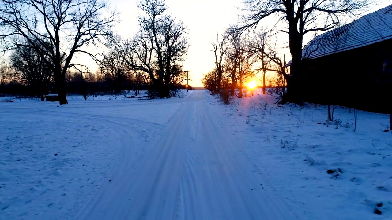 白色的厚雪在路上与夕阳视频素材