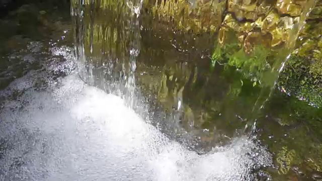 喷泉中落水的特写，慢动作视频素材