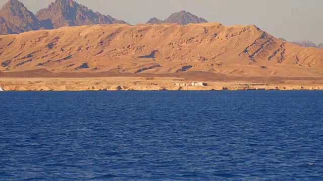 建在荒芜的海滩上视频素材