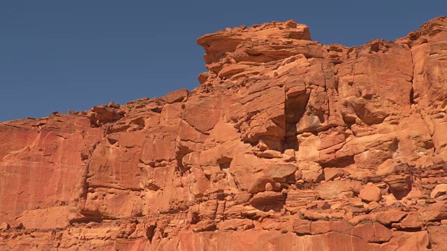 峡谷中彩色沙漠石形成的碎片视频素材