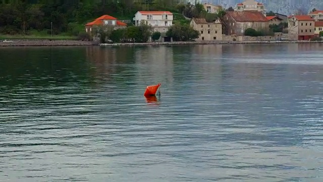 海中的浮标。海上限制性和救援浮标视频素材