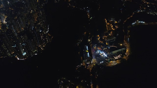 中国夜间照明香港著名海湾海岸线鸟瞰图4k视频素材