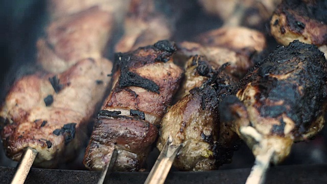 烤肉在木炭上烤的肉视频素材