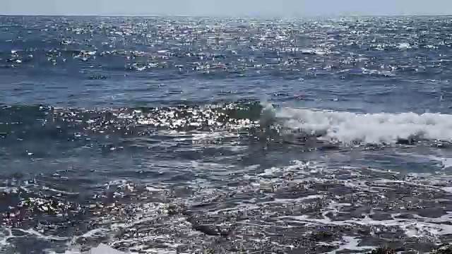 阳光照在海浪上。海中。水。空间。阳光灿烂的日子视频素材