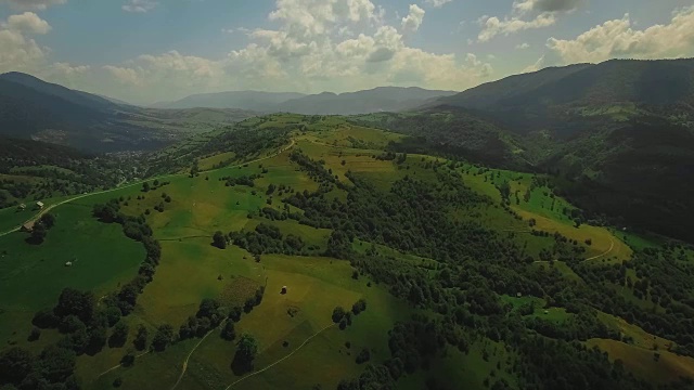 夏季喀尔巴阡山脉景观视频素材