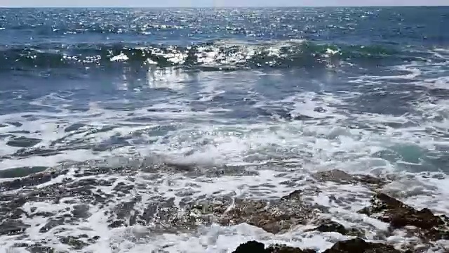 阳光照在海浪上。海中。水。空间。阳光灿烂的日子视频素材