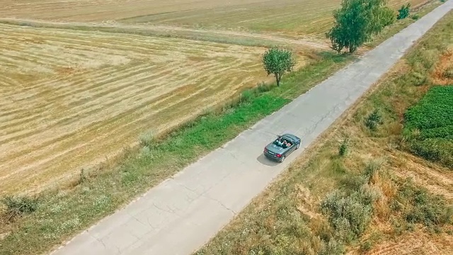 朋友们在夏天的公路旅行视频素材