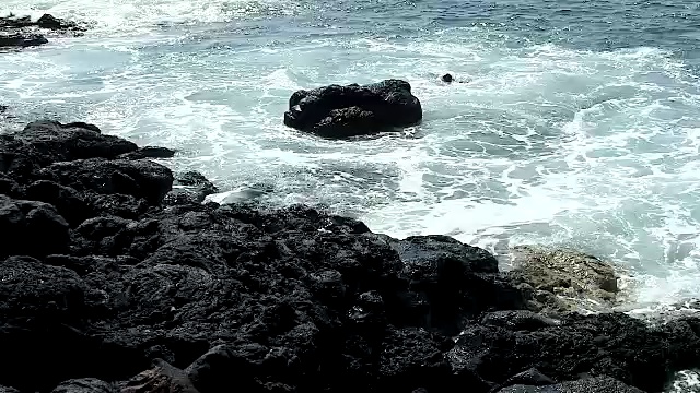 小海浪撞击黑色熔岩岩科纳夏威夷视频素材